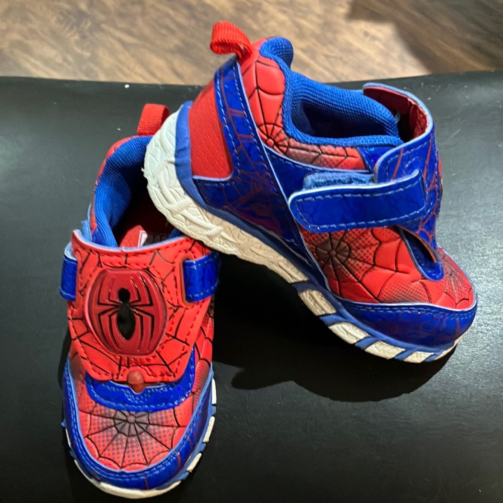 Marvel Spider-Man light up sneakers size 7